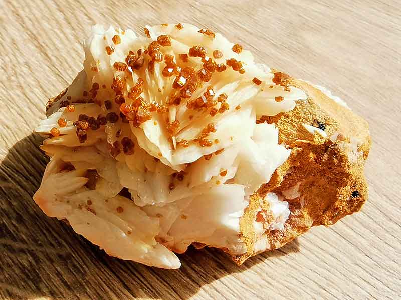 Vanadinite on Baryte